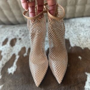 VINCE CAMUTO - Never worn! Size 8